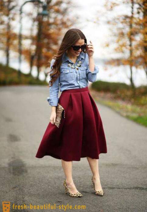 Hvad skal bære med en bordeaux nederdel Tips og kombination af farver