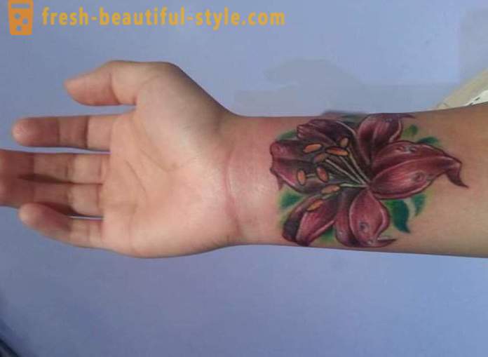 Flower tatovering på håndleddet for piger. værdi