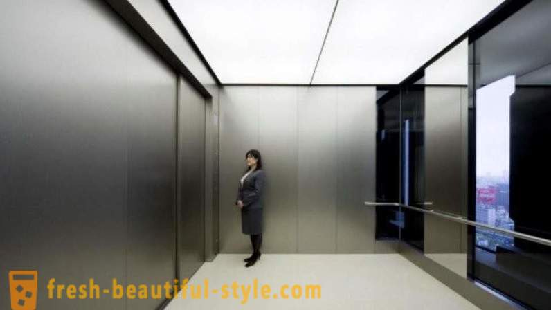 I Japan er det bedre ikke at gå ind i elevatoren først