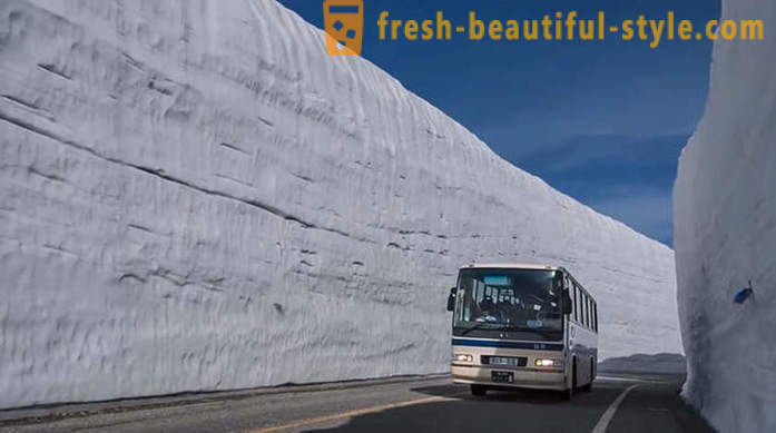 Fantastisk sne korridor i Japan