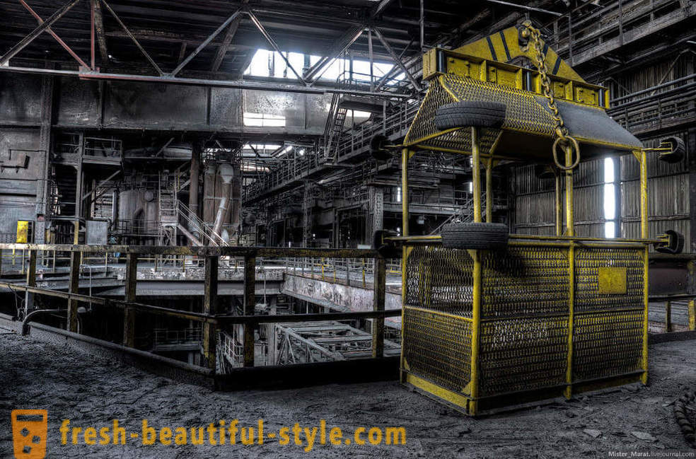 Gå gennem den forladte fabrik i Belgien