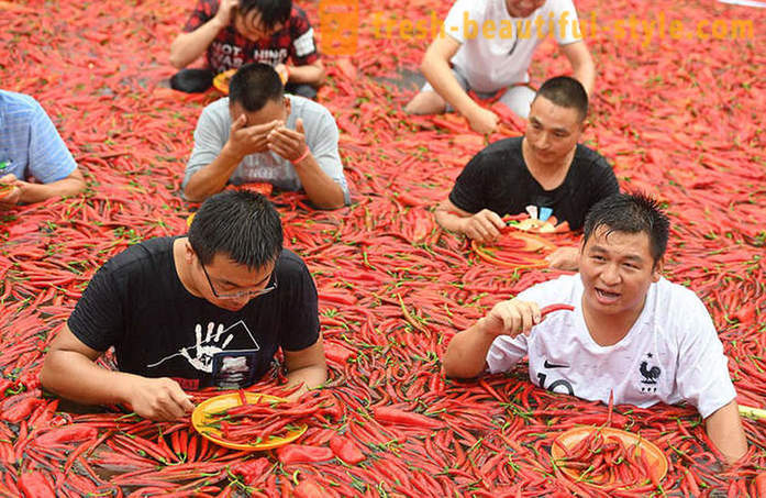 Ikke for sarte sjæle: i Kina var der en konkurrencemæssige spise peber til hastighed