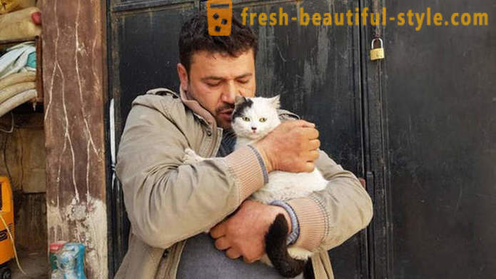 Manden forblev i det krigshærgede Aleppo til at tage sig af forladte dyr