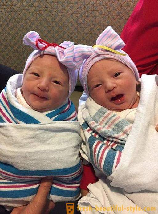 Nick Vuychich charmerende tvillinger født