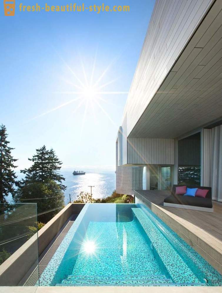 Arkitekturen og indvendige af huset ved havet i West Vancouver