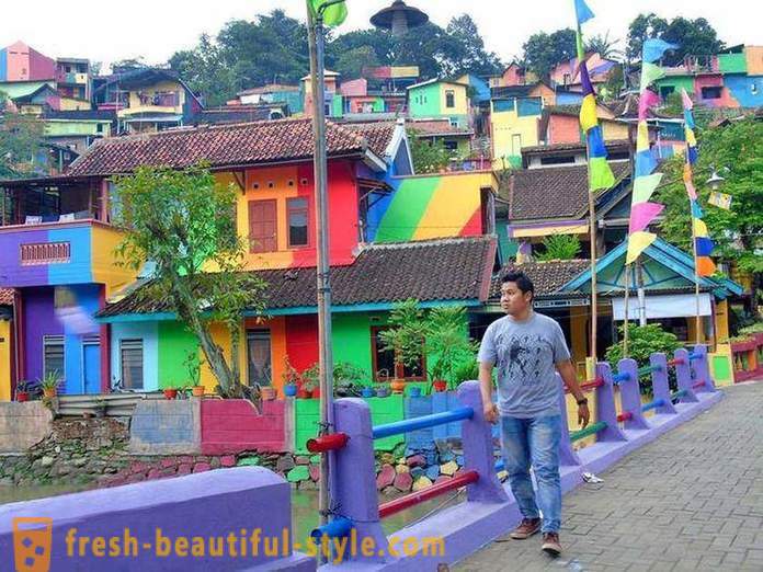 Huse i den indonesiske by malet i alle regnbuens farver