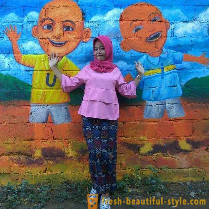 Huse i den indonesiske by malet i alle regnbuens farver