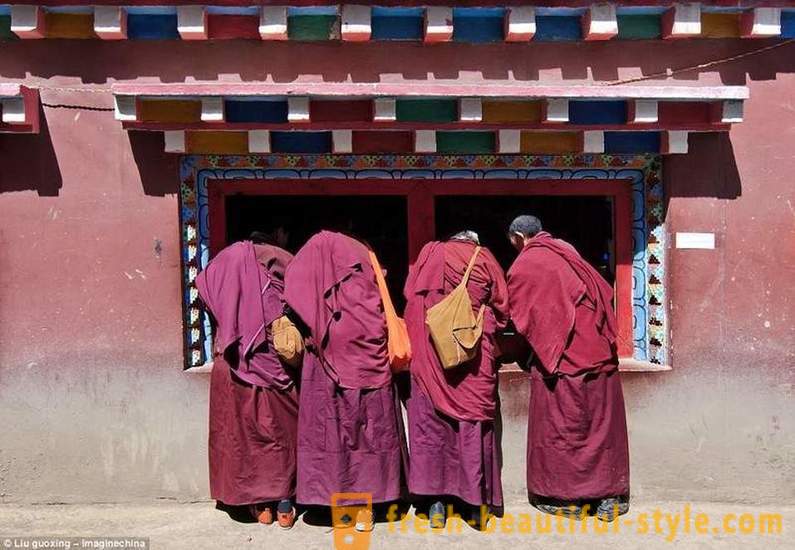 Den største buddhistiske Academy i verden for 40.000 tv-munke forbudt, men tilladt iPhones