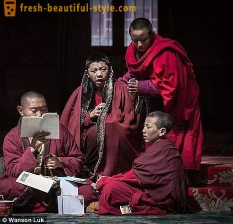 Den største buddhistiske Academy i verden for 40.000 tv-munke forbudt, men tilladt iPhones