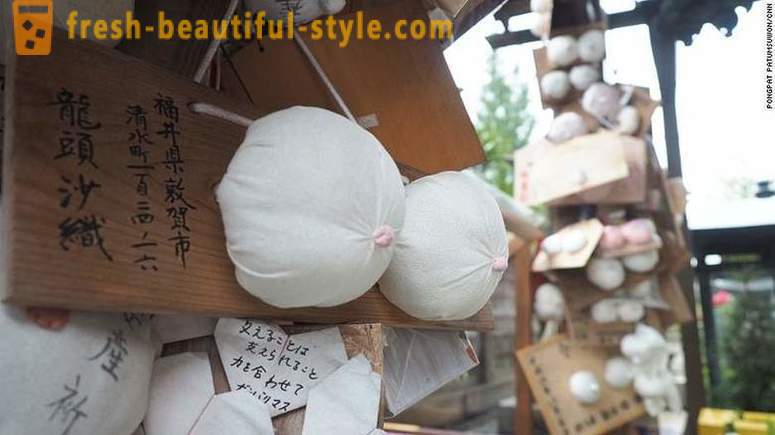 I Japan er der et tempel dedikeret til det kvindelige bryst, og det er fint