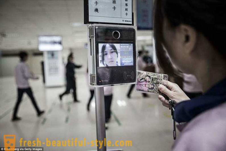 Britiske medier viste det daglige liv af mennesker, der samler iPhone i Kina