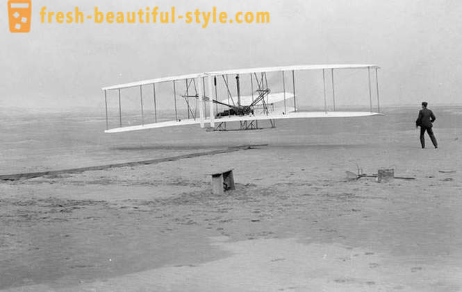 Den første bemandede flyvning med fly