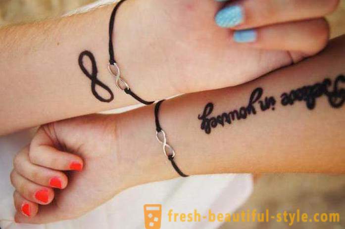 Kvinders tatovering på sin arm: attraktiv udtryk