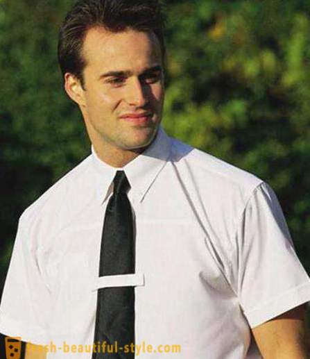 Bind en kortærmet skjorte på problemet. Iført slips med kappe kort ærme (foto). Kan jeg bære et slips med en skjorte med korte ærmer på etikette?