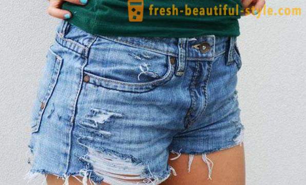 Hvordan man laver en fashionable revet shorts af gamle jeans