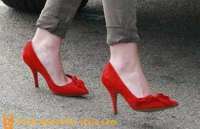 Røde sko: hvad de skal bære?