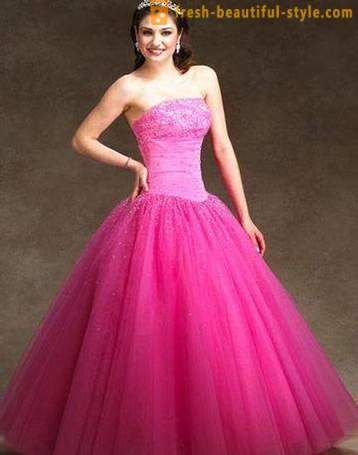 Pink kjole som et grundlæggende element i garderoben