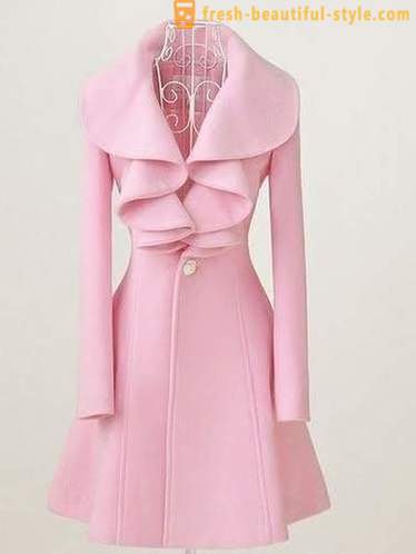 Pink kjole som et grundlæggende element i garderoben