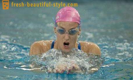 Svømning brystsvømning for sjov og i navnet på sporten