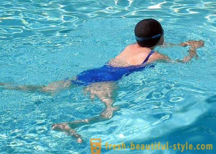 Svømning brystsvømning for sjov og i navnet på sporten